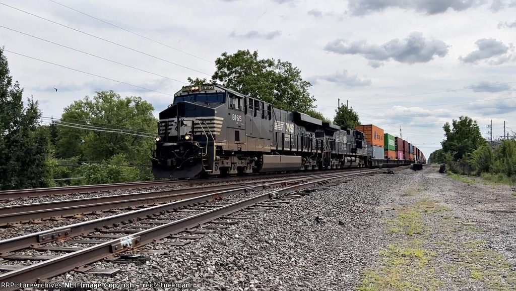 NS 8165 leads stacks west.